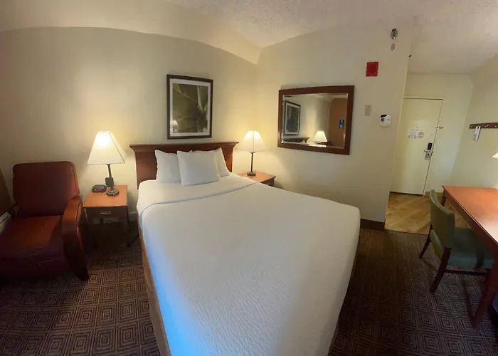 La Quinta Inn & Suites by Wyndham Stamford / New York City