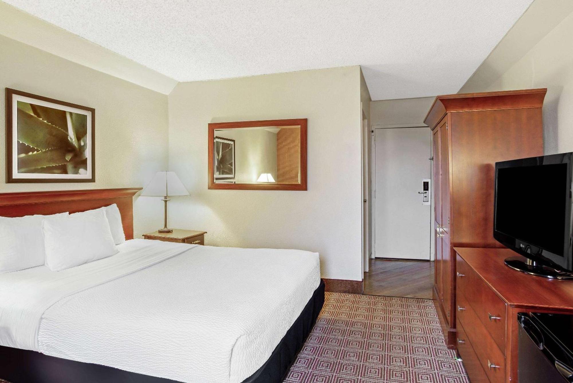 La Quinta By Wyndham / New York Hotel