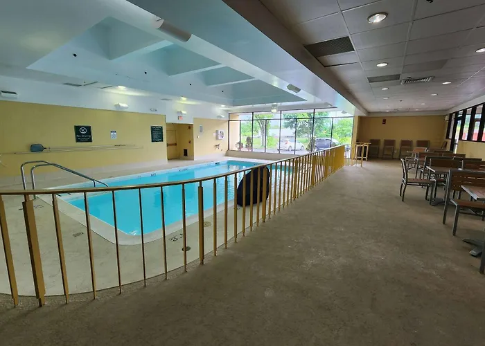 La Quinta Inn & Suites by Wyndham Stamford / New York City